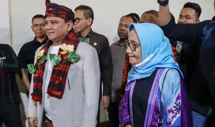 Pj Gubernur Sultra Andap Budhi Revianto Tiba di Kendari Bersama Sang Ibu