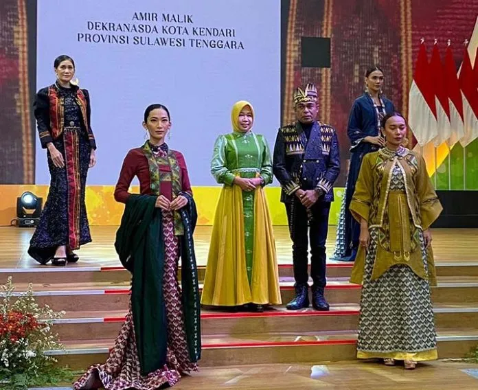 Dekranasda Kendari Tampilkan Tenunan Khasnya di Pameran Kriyanusa Jakarta