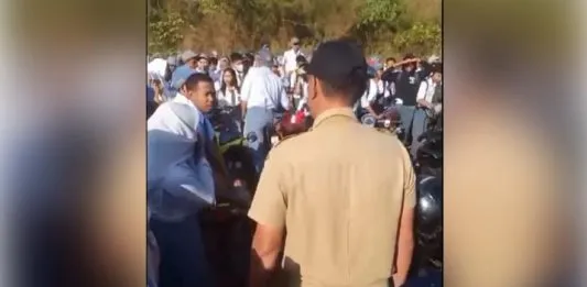 Guru dan Siswa SMKN 9 Kolaka Blokir Jalan Protes Debu Truk Tambang Guru dan Siswa SMKN 9 Kolaka Blokir Jalan Protes Debu Truk Tambang