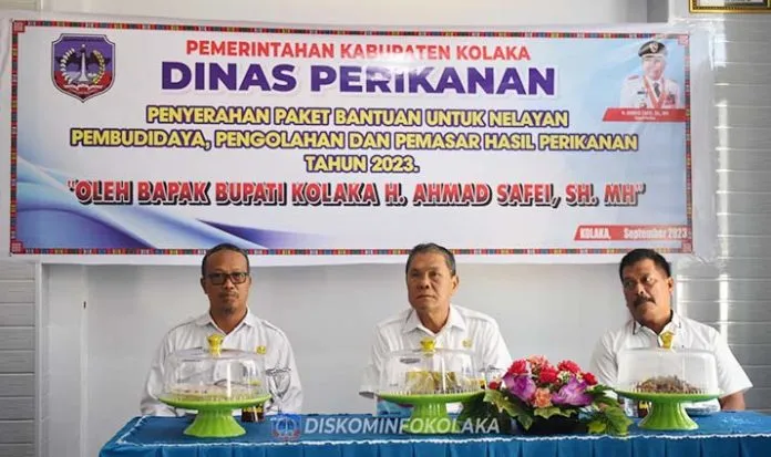 Pemkab Kolaka Serahkan Bantuan untuk Nelayan