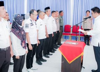 Pj Bupati Buton Tengah Kukuhkan Pengurus Forum Pengurangan Risiko Bencana Pj Bupati Buton Tengah Kukuhkan Pengurus Forum Pengurangan Risiko Bencana