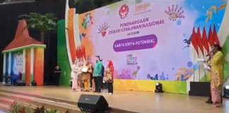 Motif Tenun Bombana Sabet Penghargaan Kain Tenun Potensial Terbaik se-Indonesia Motif Tenun Bombana Sabet Penghargaan Kain Tenun Potensial Terbaik se-Indonesia