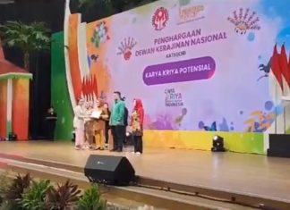 Motif Tenun Bombana Sabet Penghargaan Kain Tenun Potensial Terbaik se-Indonesia Motif Tenun Bombana Sabet Penghargaan Kain Tenun Potensial Terbaik se-Indonesia