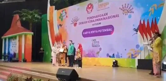 Motif Tenun Bombana Sabet Penghargaan Kain Tenun Potensial Terbaik se-Indonesia Motif Tenun Bombana Sabet Penghargaan Kain Tenun Potensial Terbaik se-Indonesia