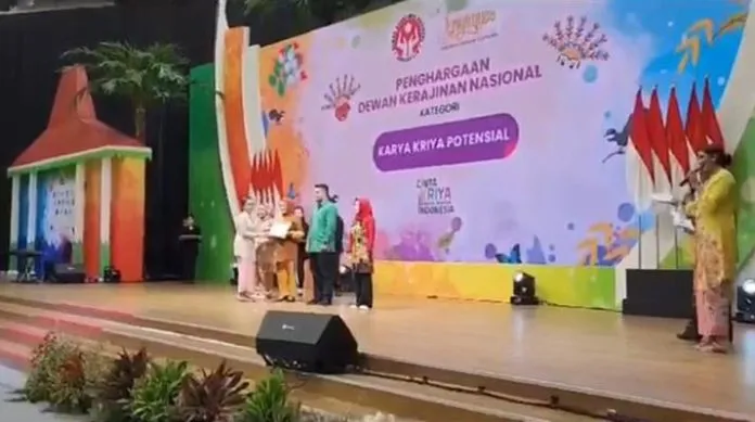 Motif Tenun Bombana Sabet Penghargaan Kain Tenun Potensial Terbaik se-Indonesia