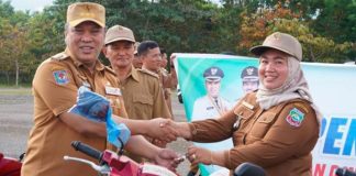 Bupati Konut Ruksamin Bagikan 35 Motor Dinas Kepada Kepala Desa Bupati Konut Ruksamin Bagikan 35 Motor Dinas Kepada Kepala Desa