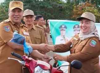 Bupati Konut Ruksamin Bagikan 35 Motor Dinas Kepada Kepala Desa Bupati Konut Ruksamin Bagikan 35 Motor Dinas Kepada Kepala Desa