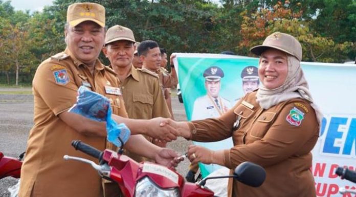 motor_konut Bupati Konut Ruksamin Bagikan 35 Motor Dinas Kepada Kepala Desa