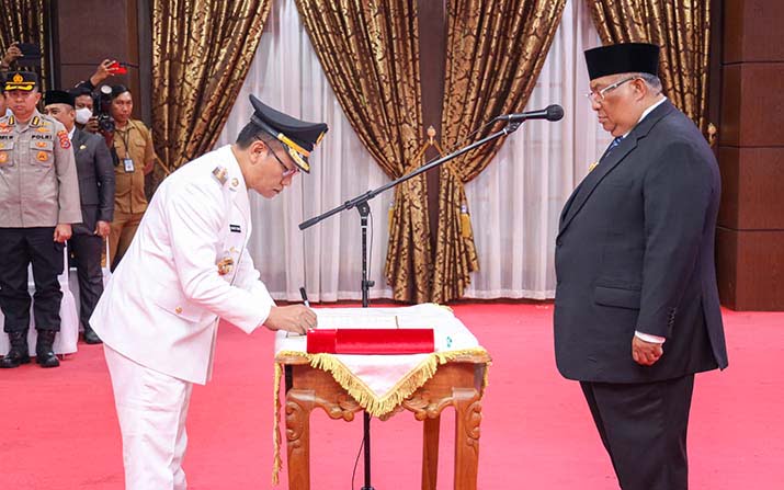 Gubernur Sultra Ali Mazi Melantik Pj Bupati Buton dan Kolut