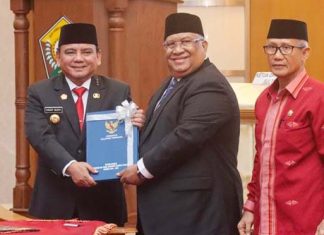 Pj Gubernur Sultra Serah Terima Jabatan dengan Ali Mazi dan Lukman Abunawas Pj Gubernur Sultra Serah Terima Jabatan dengan Ali Mazi