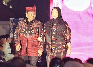 Andap Budhi Revianto Promosikan Tenun Khas Sultra di Perayaan Istana Berbatik Andap Budhi Revianto Promosikan Tenun Khas Sultra di Perayaan Istana Berbatik