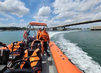 Tim SAR Gabungan Hentikan Sementara Pencarian Pemuda Terjatuh dari Jembatan Teluk Kendari Tim SAR Gabungan Hentikan Sementara Pencarian Pemuda Terjatuh dari Jembatan Teluk Kendari