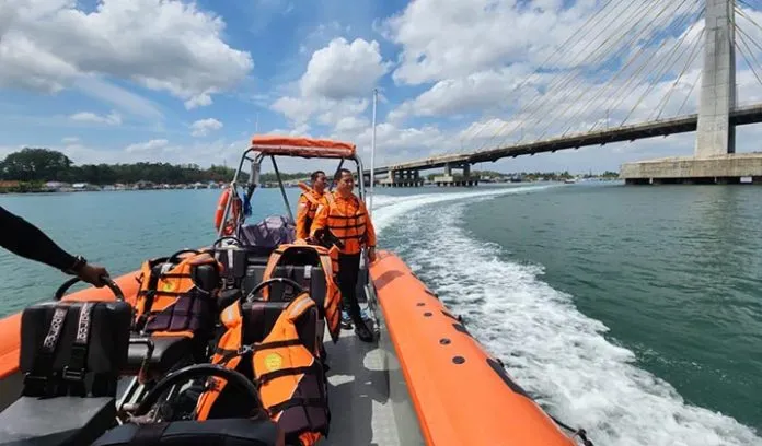 Tim SAR Gabungan Hentikan Sementara Pencarian Pemuda Terjatuh dari Jembatan Teluk Kendari