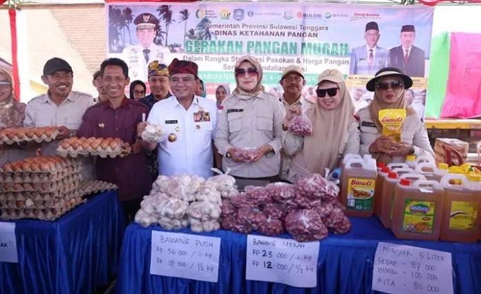 Pj Gubernur Sultra Serahkan Dana Hibah, Bansos, dan Gelar Pasar Murah di Wakatobi