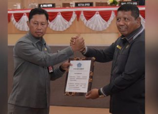 DPRD Kendari Serahkan Dua Raperda ke Pemkot Kendari DPRD Kendari Serahkan Dua Raperda ke Pemkot Kendari
