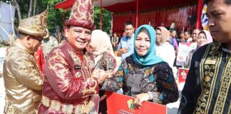 Pj Gubernur Sultra Serahkan Bantuan Program Pemerintah kepada Masyarakat Konawe Pj Gubernur Sultra Serahkan Bantuan Program Pemerintah kepada Masyarakat Konawe