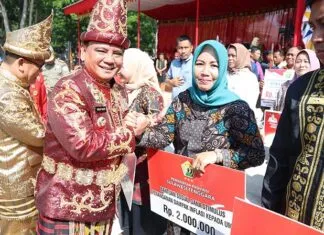 Pj Gubernur Sultra Serahkan Bantuan Program Pemerintah kepada Masyarakat Konawe Pj Gubernur Sultra Serahkan Bantuan Program Pemerintah kepada Masyarakat Konawe