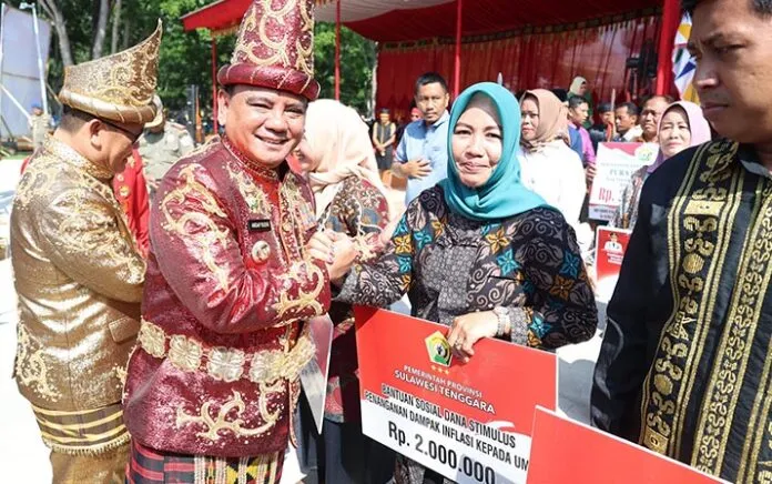 Pj Gubernur Sultra Serahkan Bantuan Program Pemerintah kepada Masyarakat Konawe