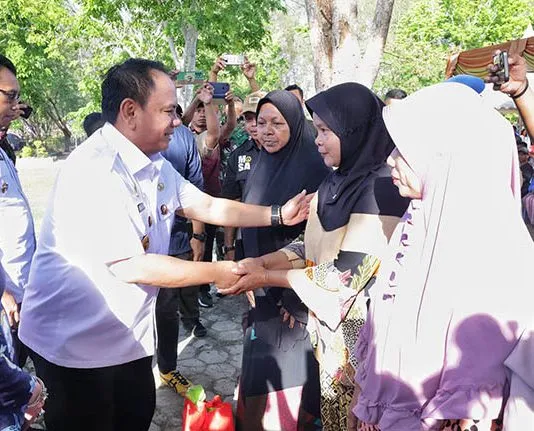 Pemprov Sultra Gelar Pasar Murah dan Salurkan Bantuan Sosial untuk Kendalikan Inflasi di Kota Baubau Pemprov Sultra Gelar Pasar Murah dan Salurkan Bantuan Sosial untuk Kendalikan Inflasi di Kota Baubau