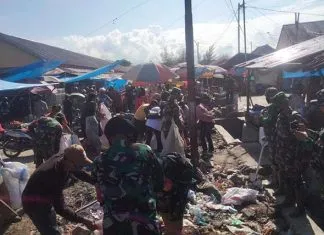 TNI, Polri, Pemda dan Masyarakat Kolaka Bersatu Padu Bersihkan Pasar Raya Mekongga TNI, Polri, Pemda dan Masyarakat Kolaka Bersatu Padu Bersihkan Pasar Raya Mekongga