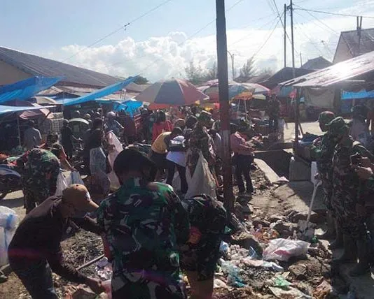 TNI, Polri, Pemda dan Masyarakat Kolaka Bersatu Padu Bersihkan Pasar Raya Mekongga TNI, Polri, Pemda dan Masyarakat Kolaka Bersatu Padu Bersihkan Pasar Raya Mekongga
