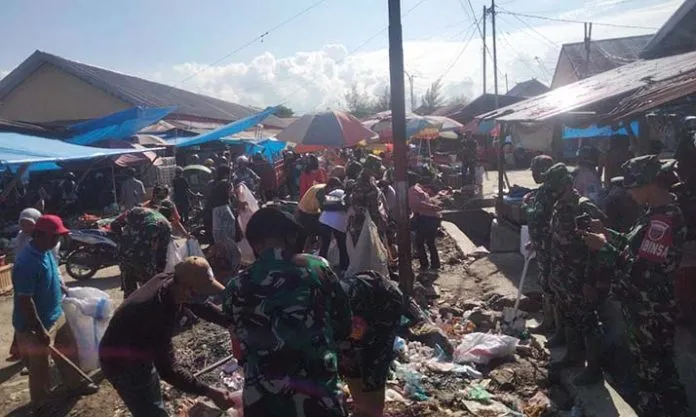 TNI, Polri, Pemda dan Masyarakat Kolaka Bersatu Padu Bersihkan Pasar Raya Mekongga