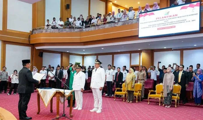 Pj Gubernur Sultra Lantik Muhammad Yusup dan La Ode Butolo sebagai Pj Wali Kota Kendari dan Pj Bupati Muna Barat