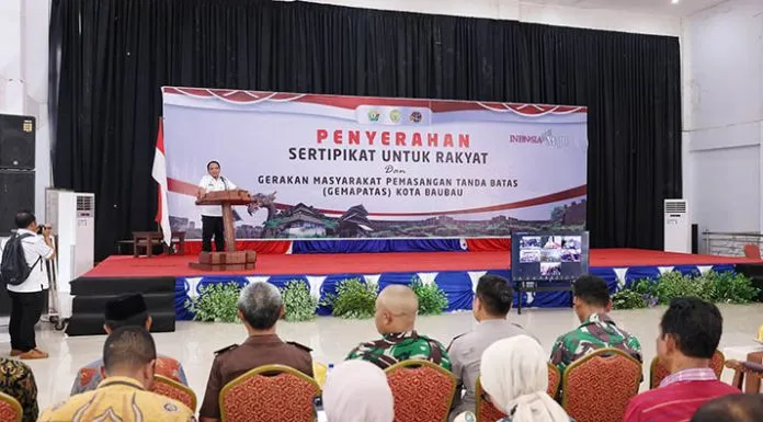Pj Gubernur Sultra Serahkan 4.284 Sertipikat Tanah di Kota Baubau