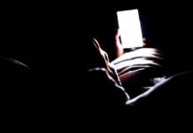 Apakah Cahaya Biru Layar Ponsel Dapat Mengganggu Tidur? Yuk Cek 3 Faktanya Apakah Cahaya Biru Layar Ponsel Dapat Mengganggu Tidur? Yuk Cek 3 Faktanya