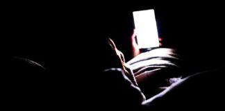 Apakah Cahaya Biru Layar Ponsel Dapat Mengganggu Tidur? Yuk Cek 3 Faktanya Apakah Cahaya Biru Layar Ponsel Dapat Mengganggu Tidur? Yuk Cek 3 Faktanya