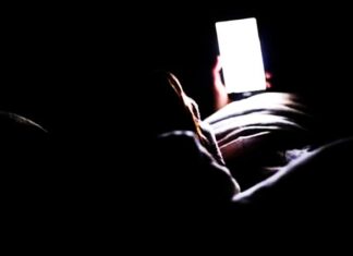 Apakah Cahaya Biru Layar Ponsel Dapat Mengganggu Tidur? Yuk Cek 3 Faktanya Apakah Cahaya Biru Layar Ponsel Dapat Mengganggu Tidur? Yuk Cek 3 Faktanya