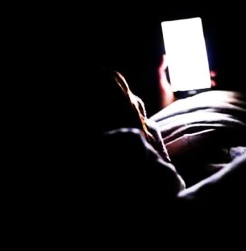 Apakah Cahaya Biru Layar Ponsel Dapat Mengganggu Tidur? Yuk Cek 3 Faktanya Apakah Cahaya Biru Layar Ponsel Dapat Mengganggu Tidur? Yuk Cek 3 Faktanya