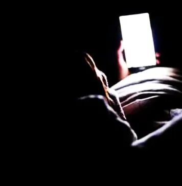 Apakah Cahaya Biru Layar Ponsel Dapat Mengganggu Tidur? Yuk Cek 3 Faktanya Apakah Cahaya Biru Layar Ponsel Dapat Mengganggu Tidur? Yuk Cek 3 Faktanya