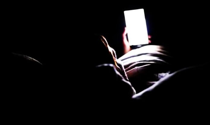 Apakah Cahaya Biru Layar Ponsel Dapat Mengganggu Tidur? Yuk Cek 3 Faktanya