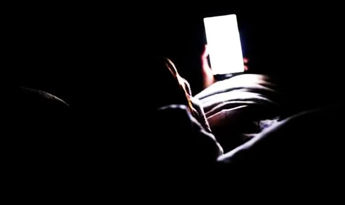 cahaya_hp Apakah Cahaya Biru Layar Ponsel Dapat Mengganggu Tidur? Yuk Cek 3 Faktanya