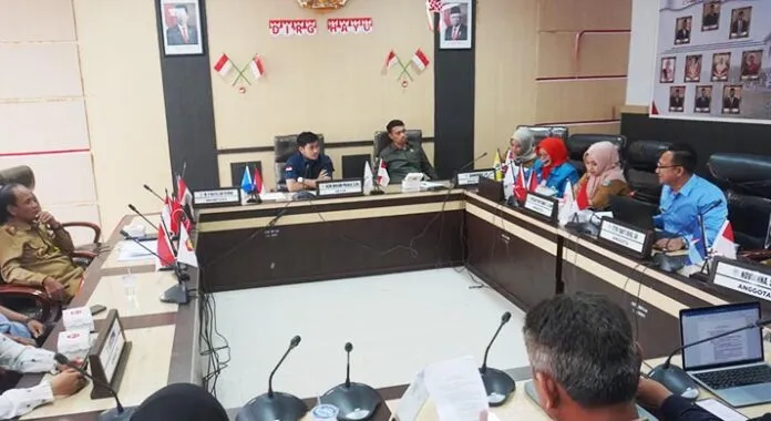Komisi II DPRD Kendari Gelar RDP Bahas PHK Karyawan Perumda