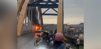 Sebuah Mobil Terbakar di Jembatan Pasar Baru Kendari, Pengemudi Selamat Sebuah Mobil Terbakar di Jembatan Pasar Baru Kendari, Pengemudi Selamat