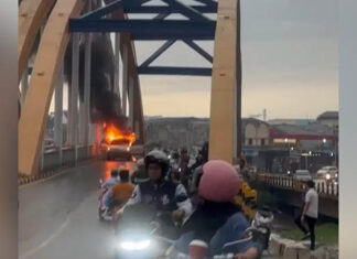 Sebuah Mobil Terbakar di Jembatan Pasar Baru Kendari, Pengemudi Selamat Sebuah Mobil Terbakar di Jembatan Pasar Baru Kendari, Pengemudi Selamat