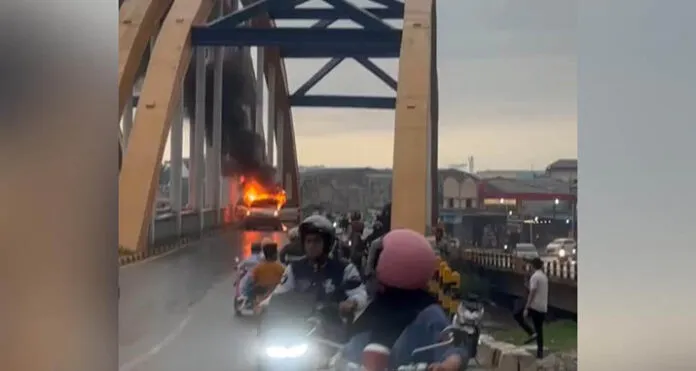 Sebuah Mobil Terbakar di Jembatan Pasar Baru Kendari, Pengemudi Selamat