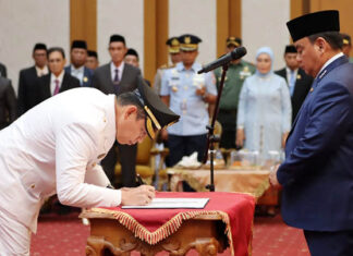 Pj Gubernur Sultra Lantik Andi Makkawaru Sebagai Pj Bupati Kolaka Pj Gubernur Sultra Lantik Andi Makkawaru Sebagai Pj Bupati Kolaka