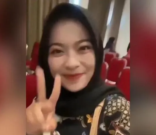 Anggota KPPS di Pangandaran Dipecat Usai Unggah Video Salam 2 Jari dan Sebut Nama Prabowo Anggota KPPS di Pangandaran Dipecat Usai Unggah Video Salam 2 Jari dan Sebut Nama Prabowo