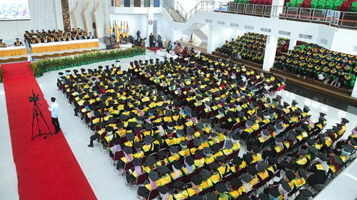 Ribuan Wisudawan UHO Kendari Gelombang 2 Sukses Raih Gelar Akademik