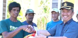 Pemkot Kendari Serahkan Bantuan Tanggap Darurat untuk Korban Banjir di Amohalo Pemkot Kendari Serahkan Bantuan Tanggap Darurat untuk Korban Banjir di Amohalo