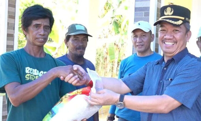 Pemkot Kendari Serahkan Bantuan Tanggap Darurat untuk Korban Banjir di Amohalo