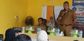 Pj Wali Kota Kendari Serahkan Bantuan Pangan untuk 608 KPM di Watulondo Pj Wali Kota Kendari Serahkan Bantuan Pangan untuk 608 KPM di Watulondo