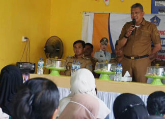 Pj Wali Kota Kendari Serahkan Bantuan Pangan untuk 608 KPM di Watulondo Pj Wali Kota Kendari Serahkan Bantuan Pangan untuk 608 KPM di Watulondo