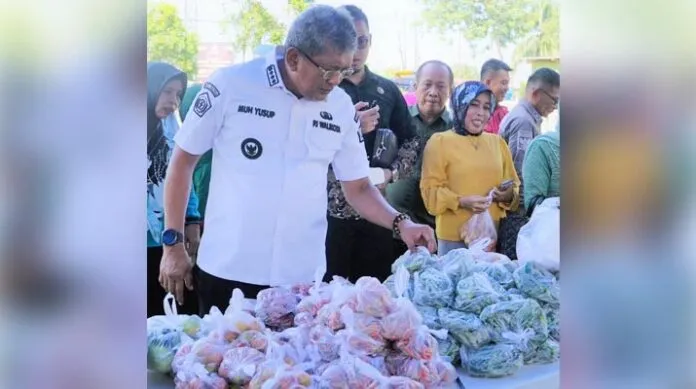Pemkot Kendari Salurkan Bantuan Pangan di Kelurahan Puuwatu