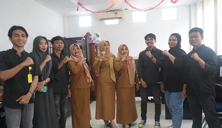 Sekretariat DPRD Kota Kendari Serahkan Sertifikat Magang kepada Mahasiswa IAIN