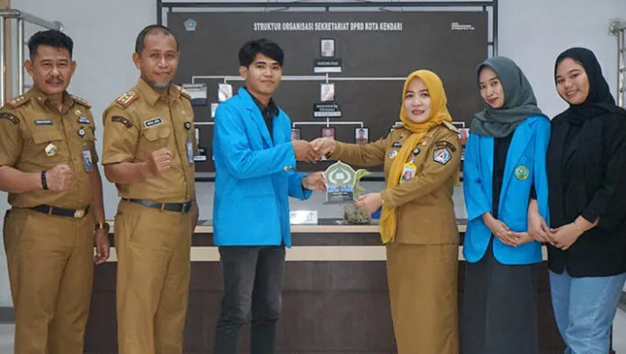 dprdkendari_iain2 Sekretariat DPRD Kota Kendari Serahkan Sertifikat Magang kepada Mahasiswa IAIN