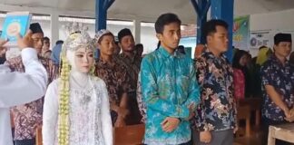 Momen Anggota KPPS di Rembang Dilantik Pakai Baju Pengantin, Usai Akad Nikah Momen Anggota KPPS di Rembang Dilantik Pakai Baju Pengantin, Usai Akad Nikah